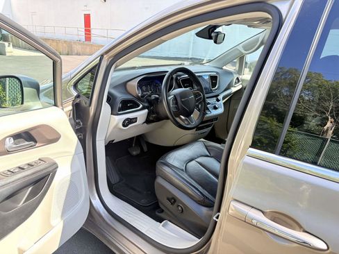 Used 2017 Chrysler Pacifica Touring-L Plus FWD image 12