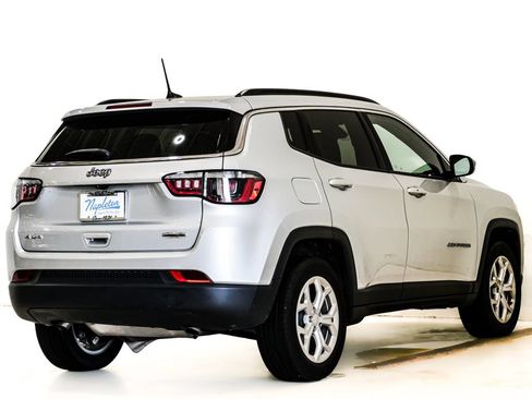 Used 2024 Jeep Compass Latitude AWD/4WD image 6