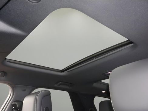 New 2025 Land Rover Discovery S image 28