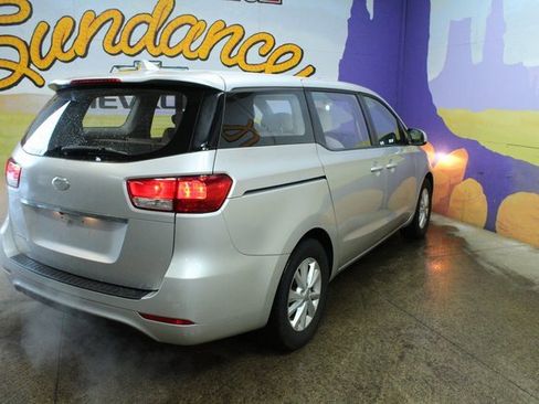 Used 2018 Kia Sedona L image 8