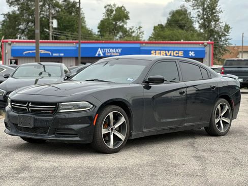 Used 2017 Dodge Charger SE RWD image 1
