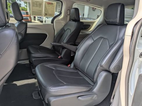 Used 2024 Chrysler Pacifica Limited FWD image 15