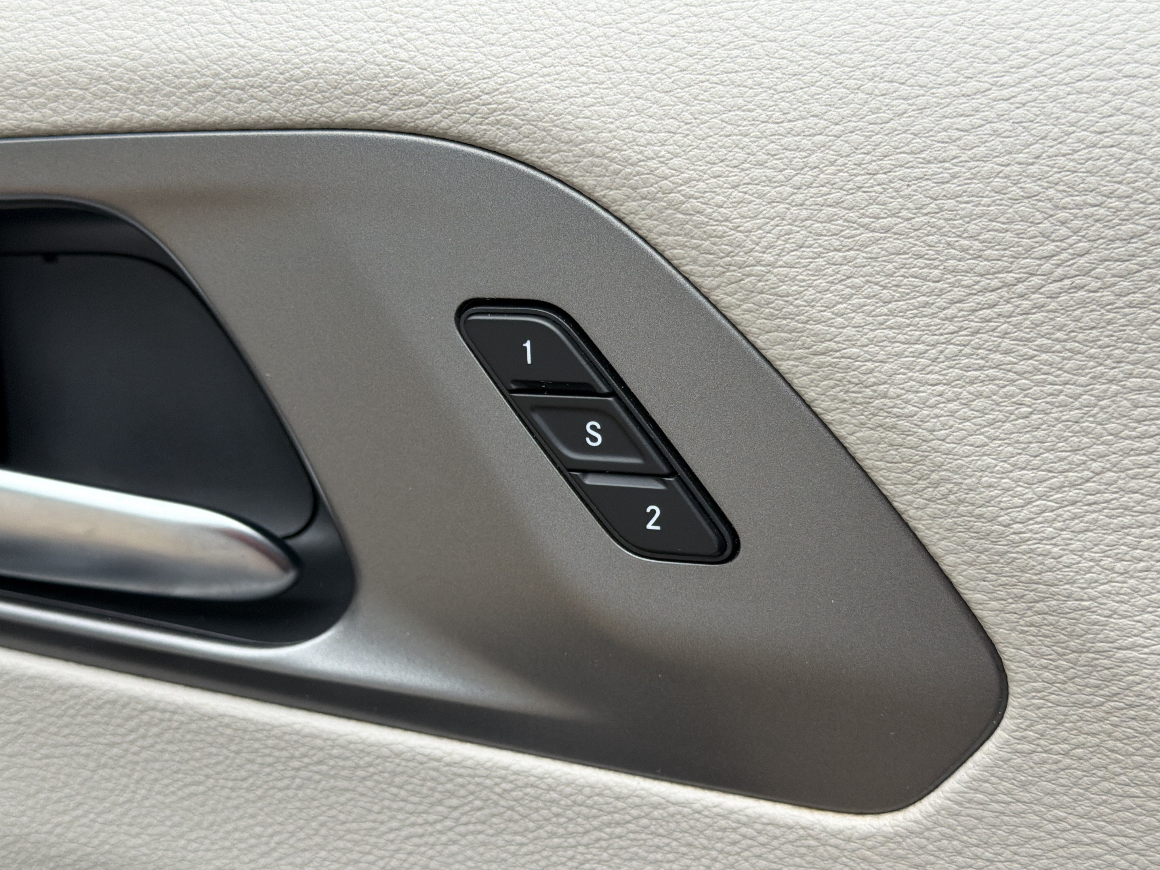 Used 2024 Chrysler Pacifica Touring-L FWD image 15