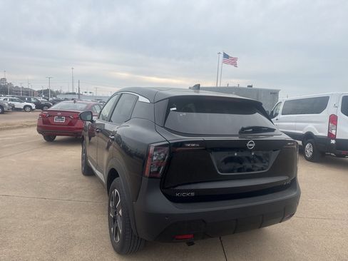 Certified 2025 Nissan Kicks SV image 15