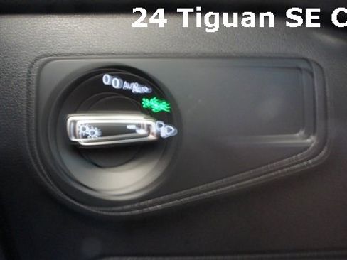 Used 2024 Volkswagen Tiguan SE w/ Panoramic Sunroof Package image 25