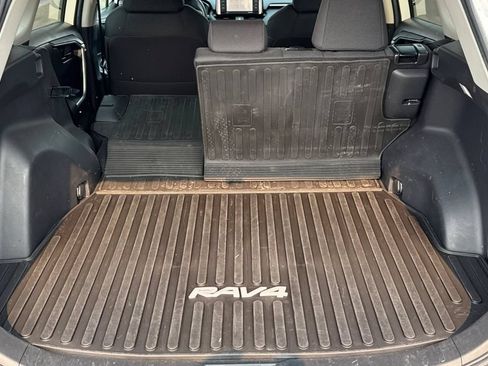 Used 2022 Toyota RAV4 LE AWD/4WD image 15