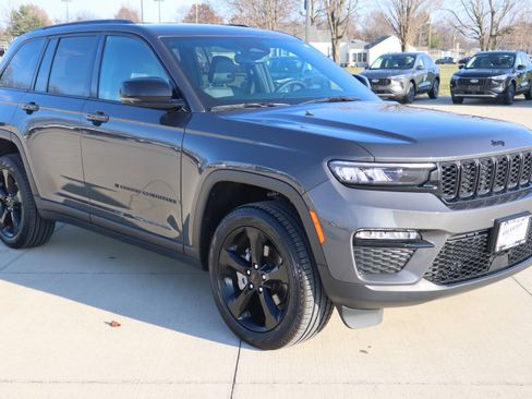 Used 2024 Jeep Grand Cherokee Limited w/ Black Appearance Package image 3
