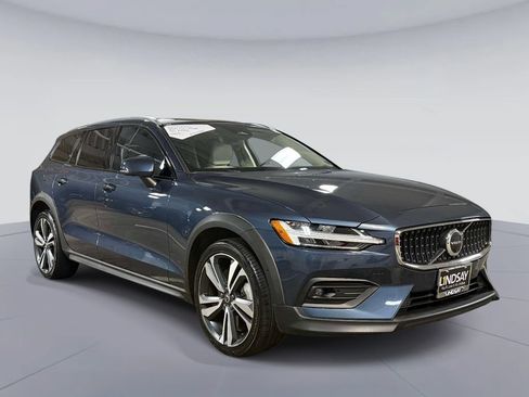 Used 2023 Volvo V60 B5 Cross Country Plus w/ Climate Package AWD/4WD image 9
