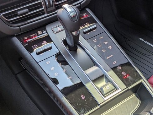 Certified 2025 Porsche Macan image 21