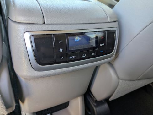 Used 2017 Toyota Highlander SE image 21