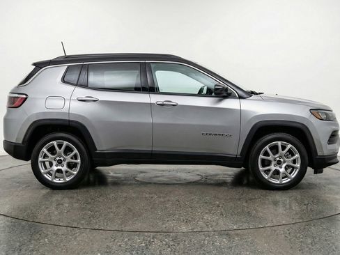 Used 2025 Jeep Compass Limited image 11