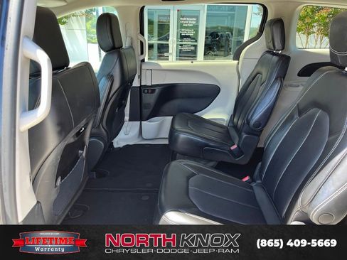 Used 2023 Chrysler Pacifica Touring-L FWD image 13
