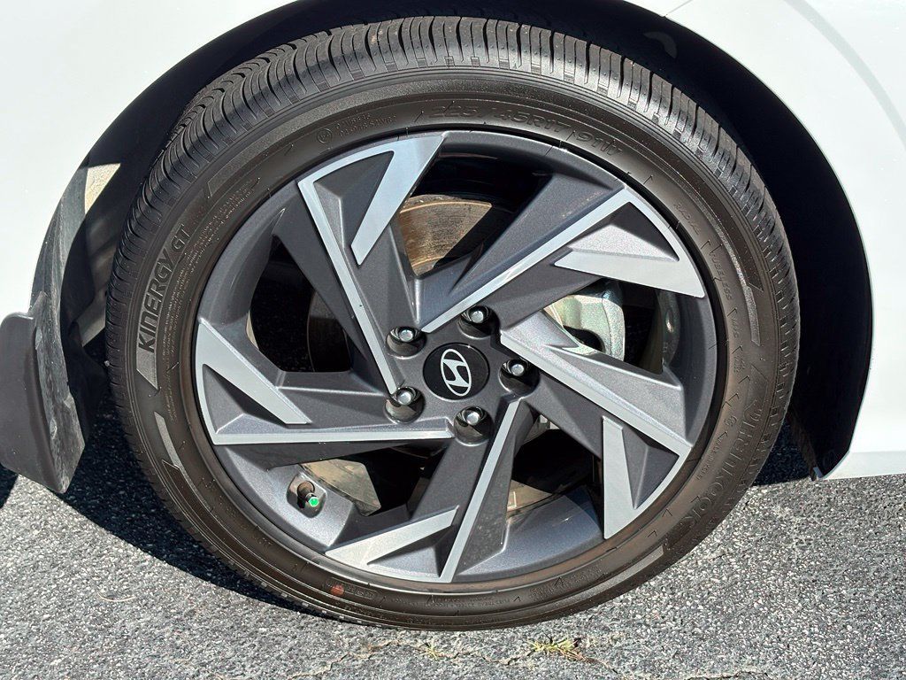 Used 2025 Hyundai Elantra Limited FWD image 29