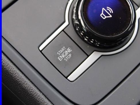 Used 2025 Volkswagen Tiguan SE image 30