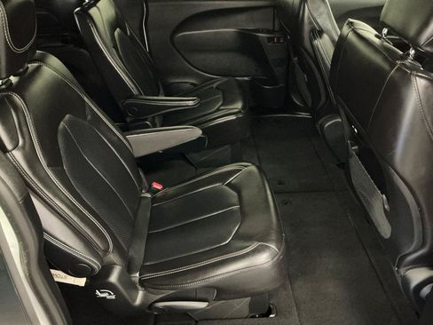 Used 2025 Chrysler Pacifica Select FWD image 13