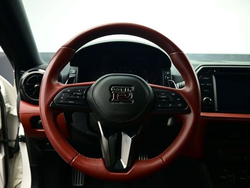 Used 2018 Nissan GT-R Premium w/ Premium Interior Package image 6