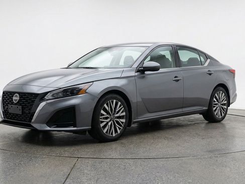 Used 2025 Nissan Altima 2.5 SV FWD image 3