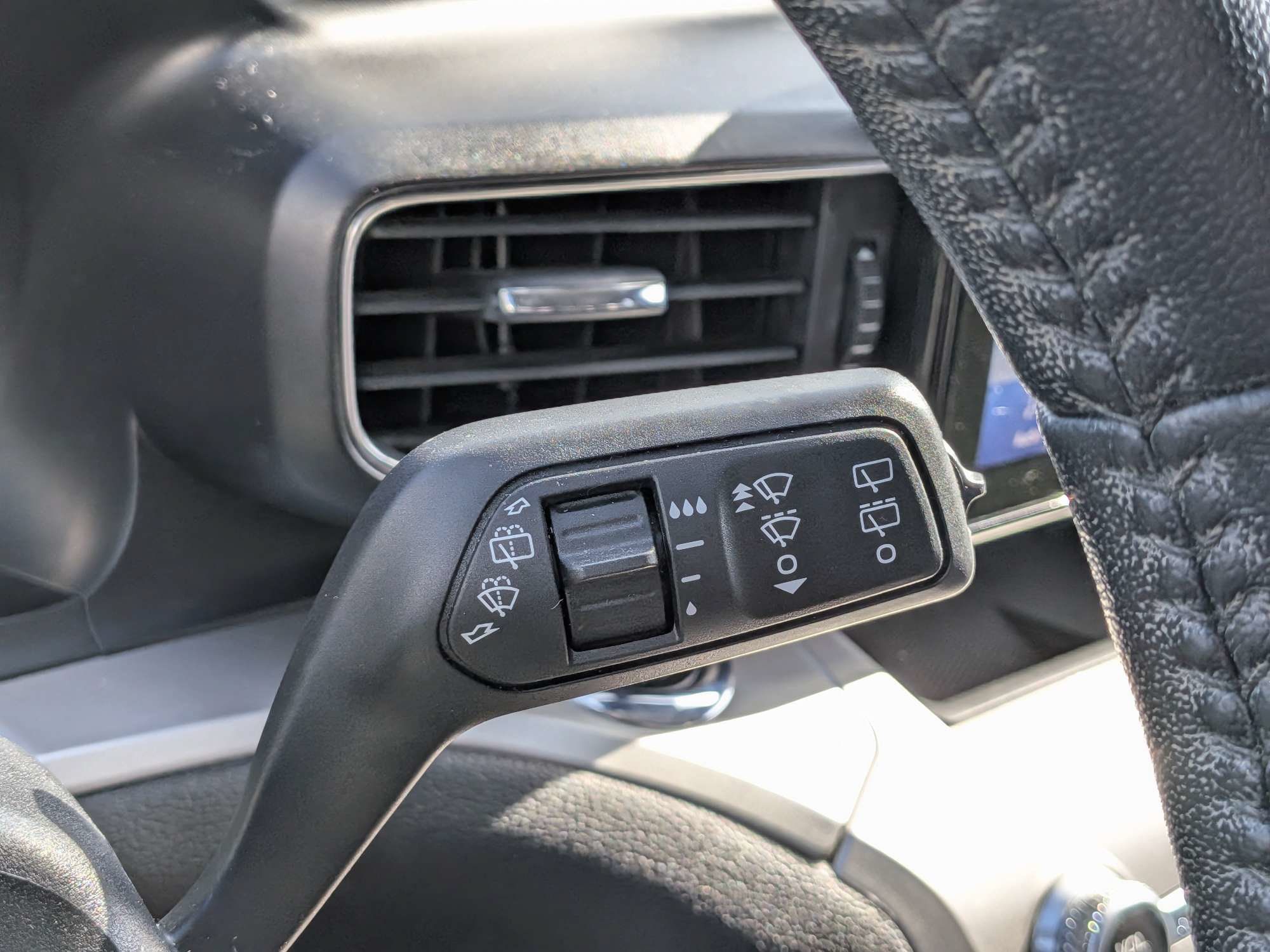 Used 2021 Ford Explorer XLT w/ Equipment Group 202A RWD image 29