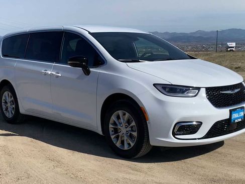 New 2026 Chrysler Pacifica Select AWD/4WD image 2