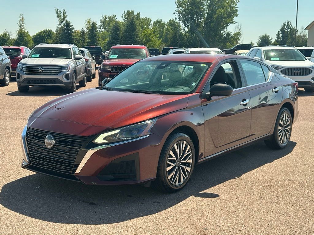 Used 2025 Nissan Altima 2.5 SV AWD/4WD image 4