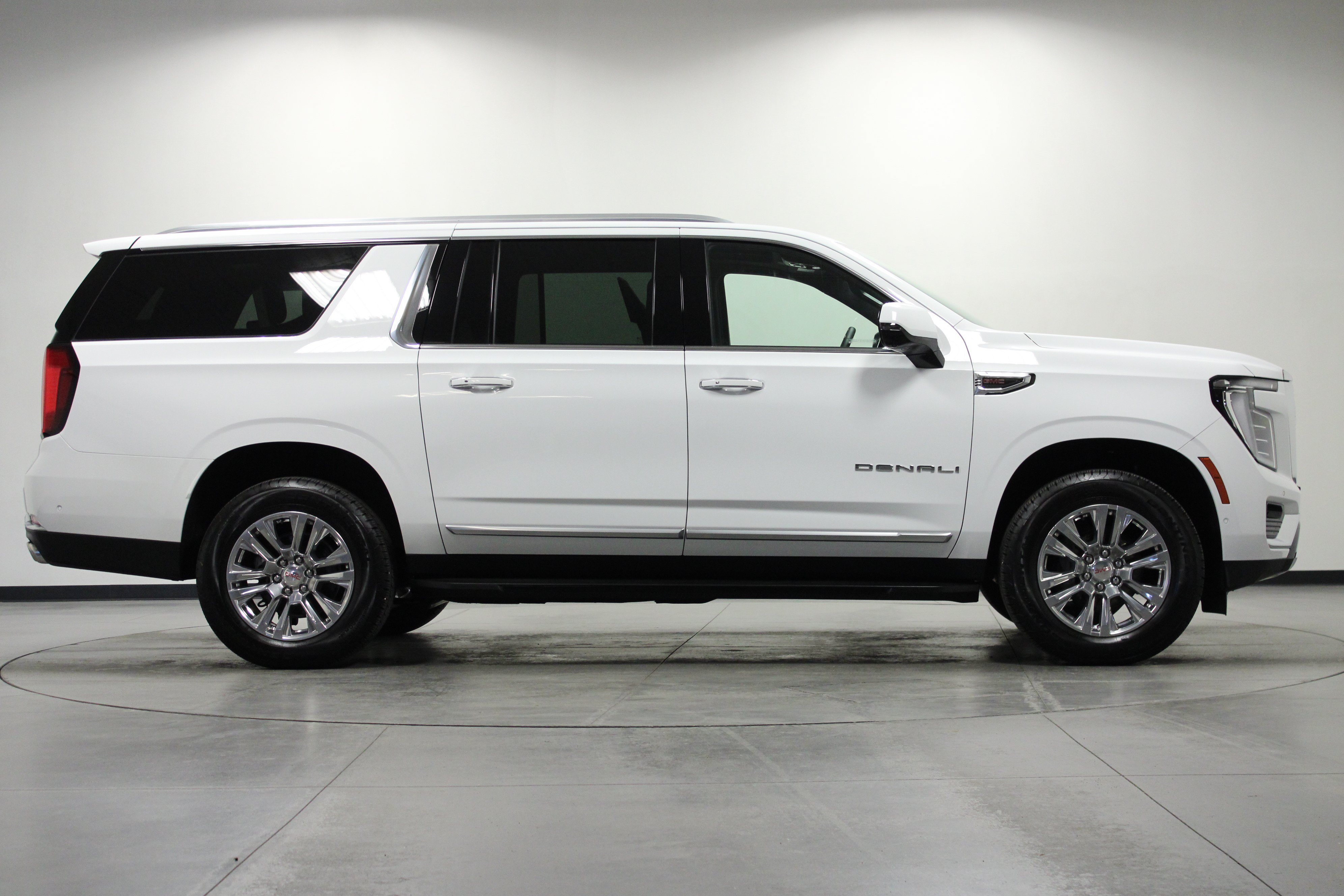 Used 2026 GMC Yukon XL Denali w/ Advanced Technology Package AWD/4WD image 3