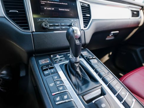 Certified 2018 Porsche Macan Turbo image 20