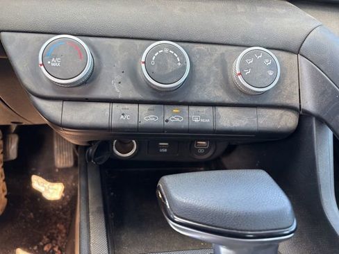 Used 2021 Hyundai Elantra SE FWD image 15