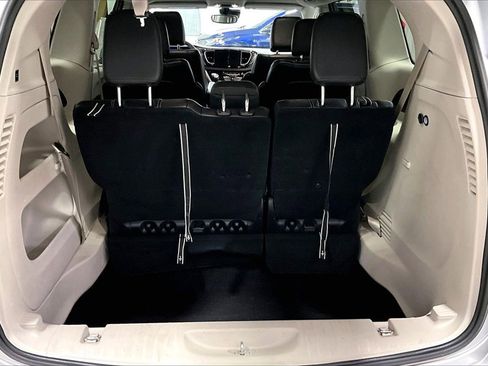 Used 2024 Chrysler Pacifica Touring-L image 7