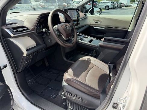 Certified 2022 Toyota Sienna Platinum FWD image 10
