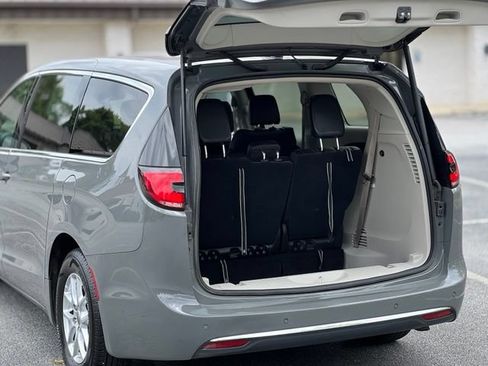 Used 2023 Chrysler Pacifica Touring-L FWD image 41