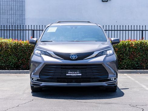 Used 2023 Toyota Sienna XLE FWD image 2