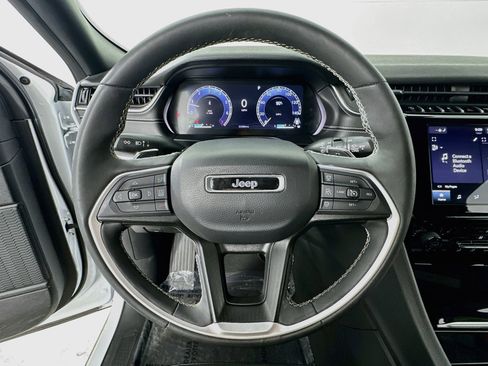 Used 2023 Jeep Grand Cherokee L Laredo RWD image 11