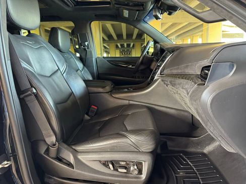 Used 2019 Cadillac Escalade Platinum image 32