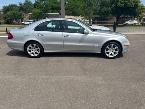 Used 2007 Mercedes-Benz E 350 4MATIC Sedan image 4