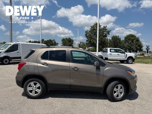 Used 2022 Chevrolet Trax LT w/ Premium Seat Package AWD/4WD image 9