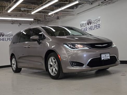 Used 2017 Chrysler Pacifica Touring Plus w/ Tire & Wheel Group FWD image 5