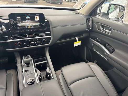 New 2025 Nissan Pathfinder SL image 20