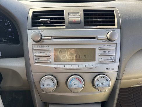 Used 2011 Toyota Camry LE image 12