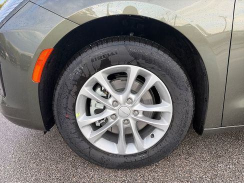 New 2027 Chrysler Pacifica Select FWD image 13