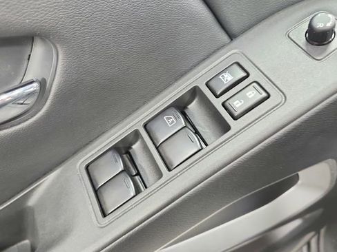 Used 2025 Nissan Frontier SV w/ SV Convenience Package image 32