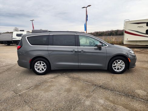 Used 2022 Chrysler Pacifica Touring-L image 3
