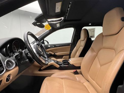 Certified 2018 Porsche Cayenne Platinum Edition image 5