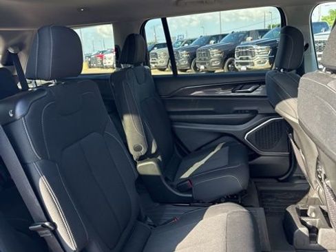 Used 2022 Jeep Grand Cherokee L Laredo w/ Luxury Tech Group I AWD/4WD image 16