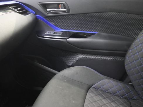 Used 2020 Toyota C-HR XLE FWD image 13