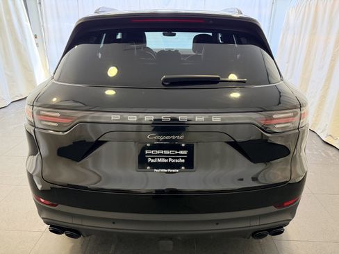 Certified 2023 Porsche Cayenne Platinum Edition image 8