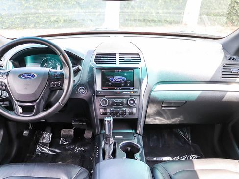 Used 2016 Ford Explorer XLT w/ Equipment Group 202A AWD/4WD image 13