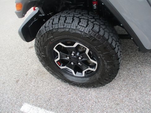 Used 2022 Jeep Gladiator Rubicon w/ Cold Weather Group AWD/4WD image 18