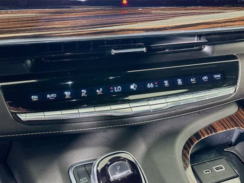 Used 2023 Cadillac Escalade ESV Premium Luxury AWD/4WD image 21