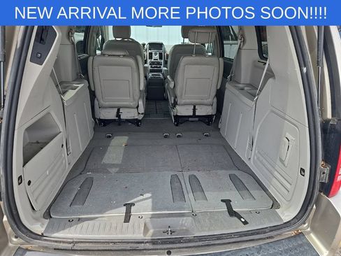 Used 2009 Chrysler Town & Country Touring FWD image 8