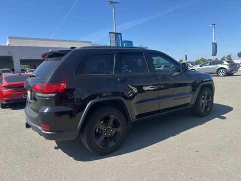Used 2018 Jeep Grand Cherokee Laredo image 3